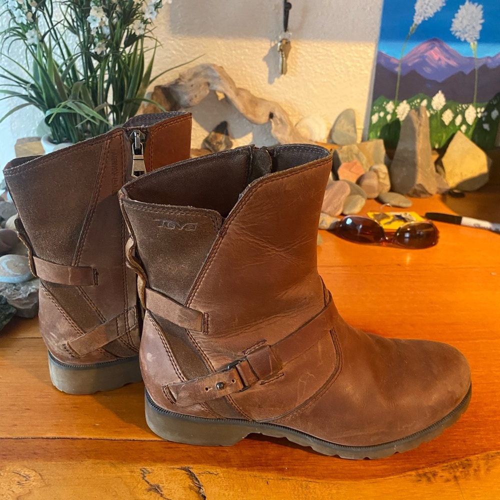 Teva De La Vina brown boots 6